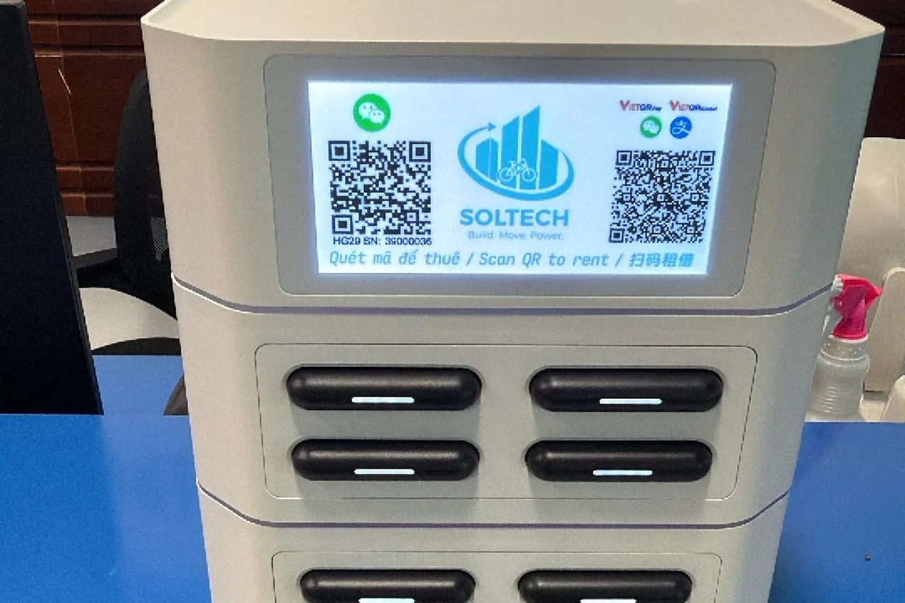Mặt trước trạm Soltech với mã QR và logo các ví thanh toán