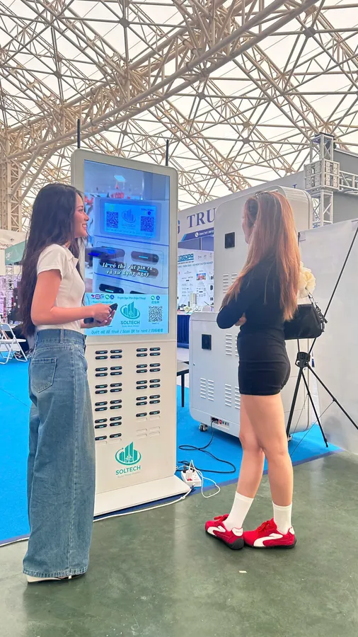 Nhân sự Soltech hướng dẫn khách quét mã QR để lấy pin. Cả thao tác mất chưa tới một phút.
