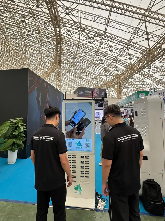 Đội trực gian hàng kiểm tra trạm trước giờ mở cửa.