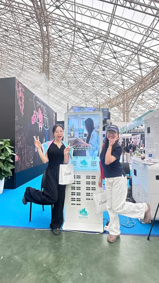 Các bạn trẻ đáng yêu đứng cạnh trạm sạc Pro 48 của Soltech trong suốt ba ngày hội chợ.