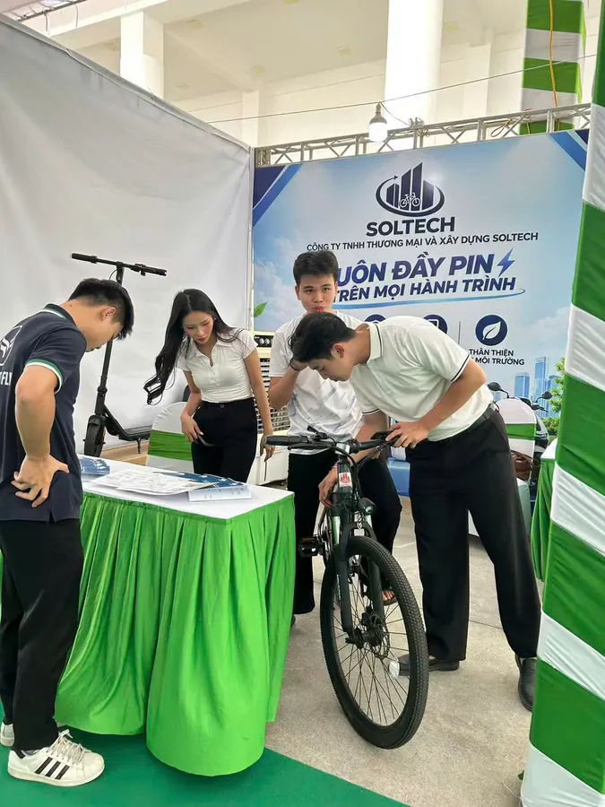 Khách tham quan xem trực tiếp xe đạp điện Soltech ngay tại gian hàng.