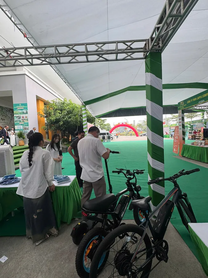 Góc trưng bày xe điện nhìn từ lối vào gian hàng.