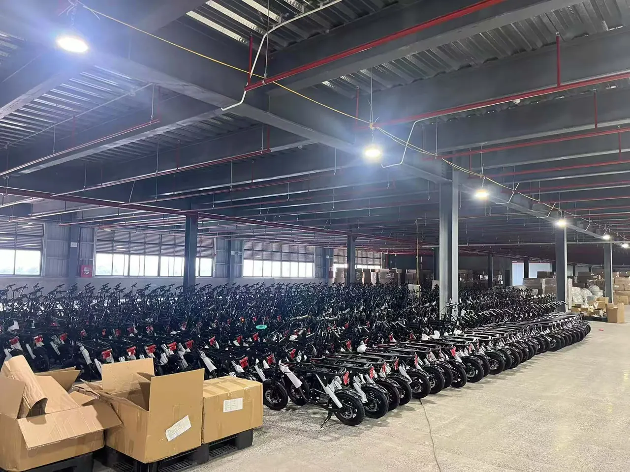 Dàn xe máy điện Soltech đỗ trên phố